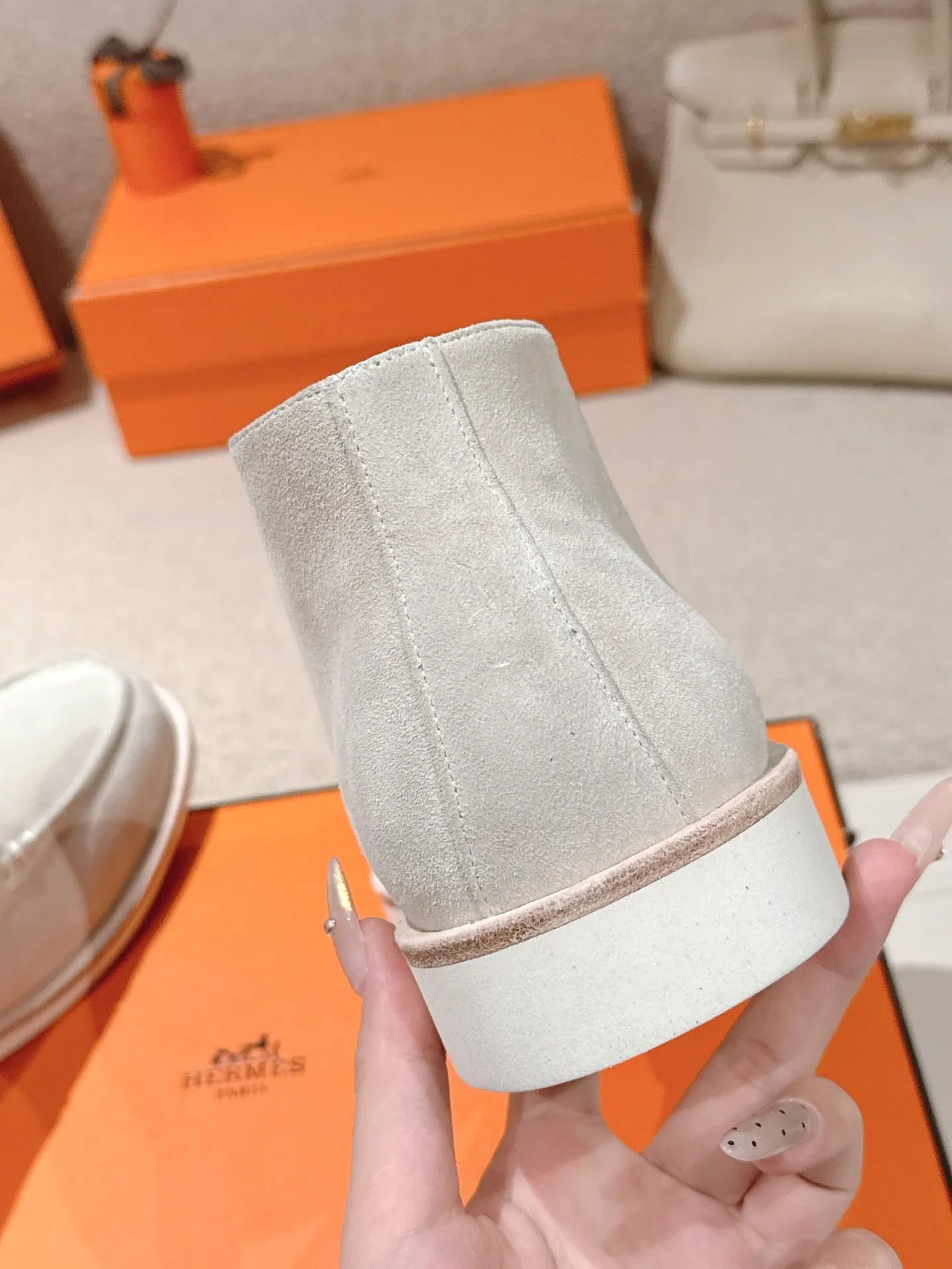 Men's Men's Shoes 660💰 Hermes men's size #26ss calfskin derby shoes, decorated with signature "H Diamant" details for a stylish and casual style. Fabric: Cow suede Lining: Mixed sheep lining Outsole: Genuine leather welt + original TPU Bottom thickness: 3CM Code number: 39-45 (customized at 46.47)